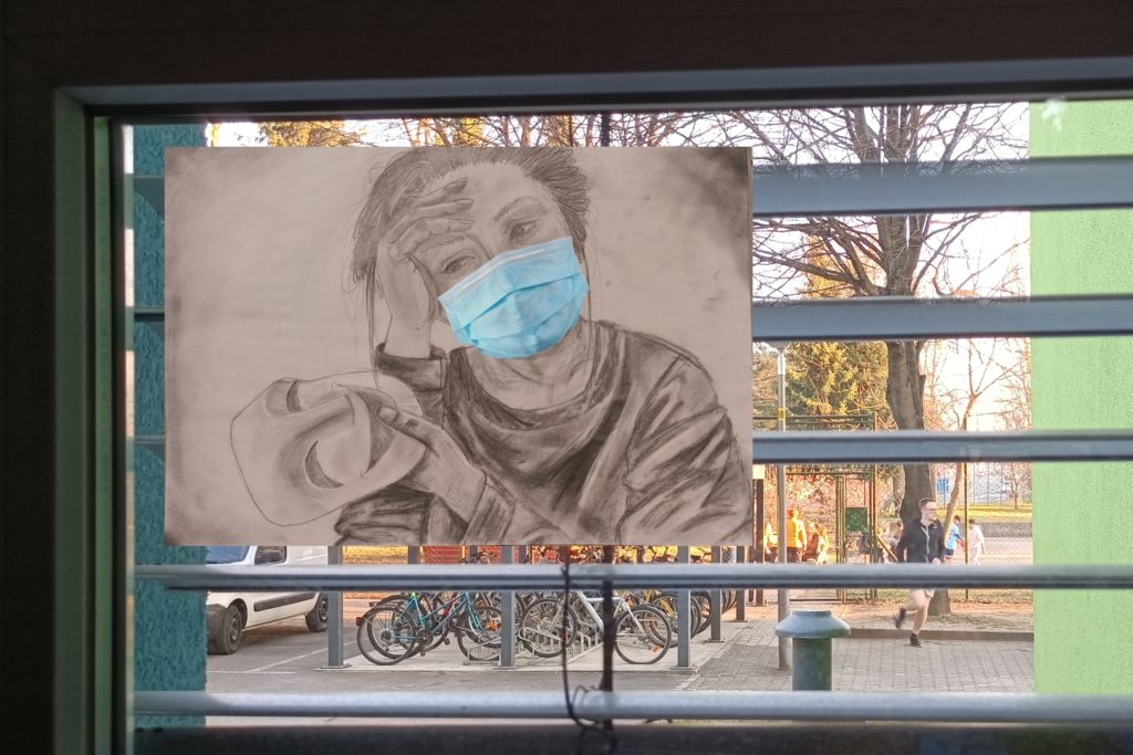 MASKE SO PADLE-SPRAŠUJEM SE…
Gala Brajkovska
2022
MEŠANA TEHNIKA: RISBA Z OGLJEM IN Z DODATKOM MASKE ZA COVID 19., FOTOGRAFIJA.
Mentorica: Rasta Vrečko
Dijaški dom Lizike Jančar