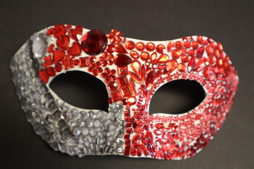 Naslov likovnega dela: Hidden mask
Ime in priimek avtorja: Nikita Rose D'Eufemia
Letnica nastanka, likovna tehnika:2022, lepljenje kristalčkov
Ime in priimek mentorja: Teja Kosi
Dijaški dom: dijaški dom Srednje prometne šole Maribor
Opis likovnega izdelka: Vsaka oseba na svetu si nadene nevidno masko. To je lepa maska, ki se navzven zelo sveti. Vendar pod njo skrijemo svoja čustva in edinstvenost. Še posebej mladi radi posegamo po tej nevidni maski, saj bi bili vključeni v družbo, kateri želimo pripadati. Velikokrat je to tudi razlog, da posežemo po prepovedanih substancah.
Ta nevidna maska skrije naše skrivnosti in slabosti, ki se lahko izkažejo za naše najmočnejše točke osebnosti. Čeprav je maska tako čudovita, je prav, da jo sčasoma odložimo in sprejmemo sami sebe takšne kot smo.